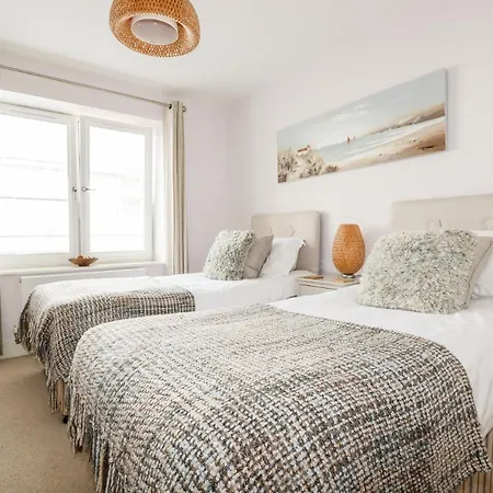 16 Ocean Heights *